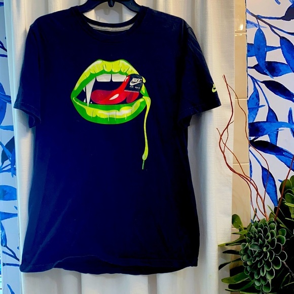 Nike Black Air Max Lips Tongue Fangs 100% Cotton Athletic Workout Shirt Size M - Picture 1 of 5
